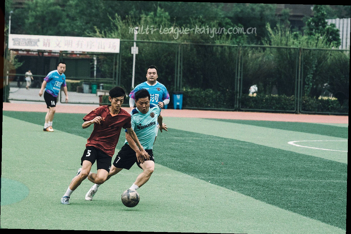抽象深色球场边线与扩散的转播信号波纹，无人物